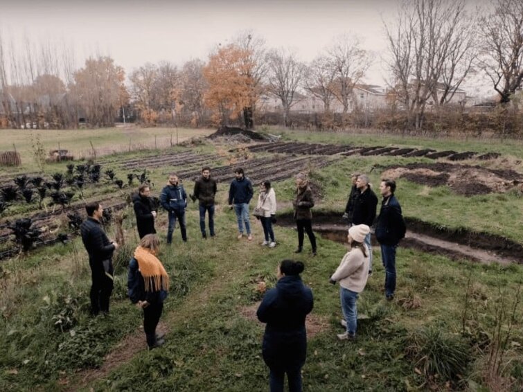 Groep mensen op het land
