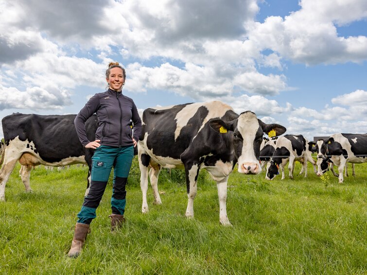 Ramona staat naast een van haar koeien
