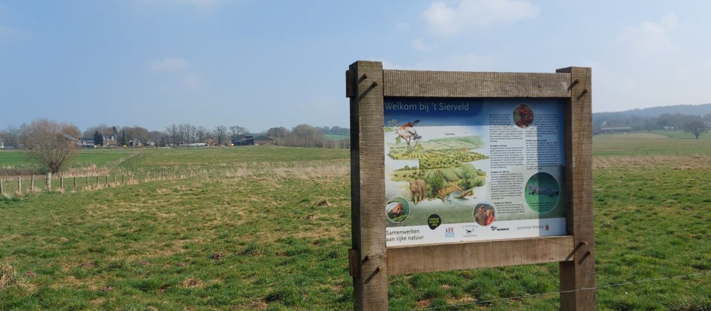 veld met informatiebord