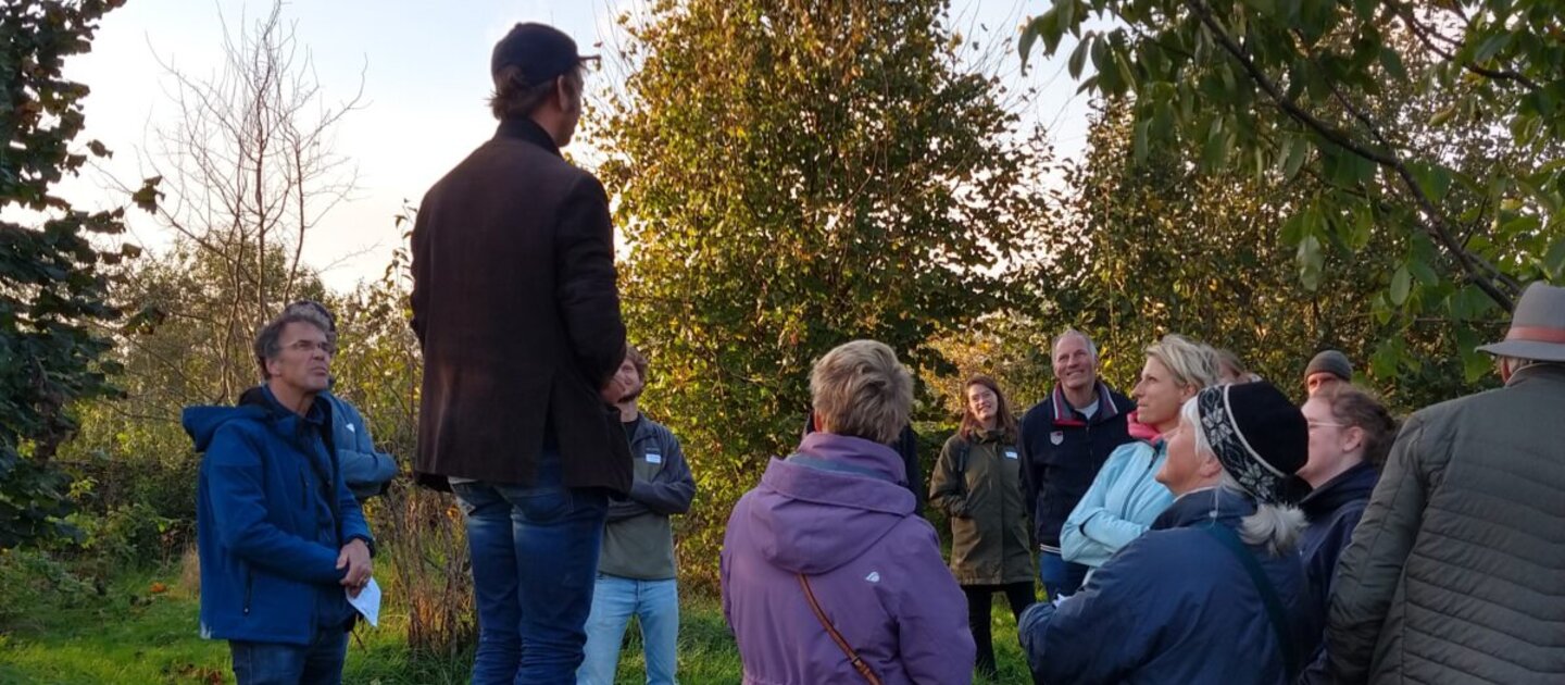 groep mensen buiten tussen bomen
