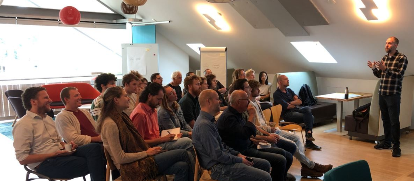 Groep luistert naar presentatie