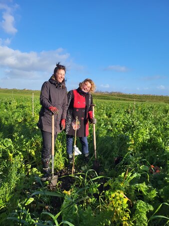 Anna Kuiper en Danielle Lieuwen openen samen het plantseizoen.
