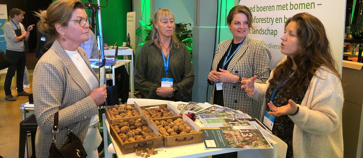 Minister van der Wal bij Agroforestry stand tijdens congres