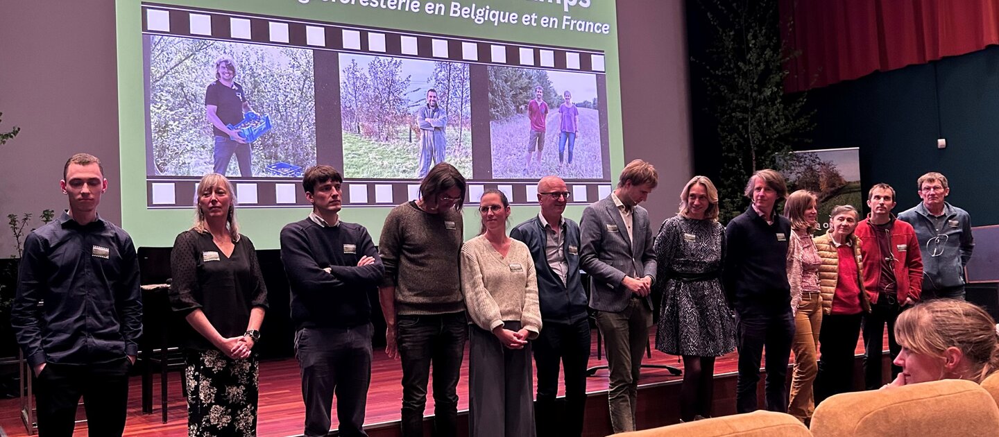 Mensen op een rij tijdens filmpremiere