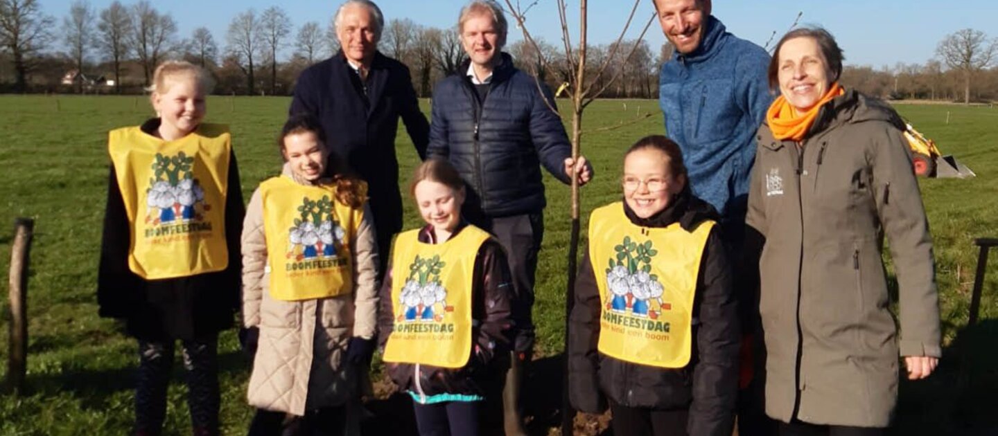kinderen planten boom