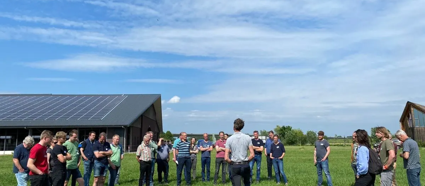 kennisbijeenkomst in weiland met groep