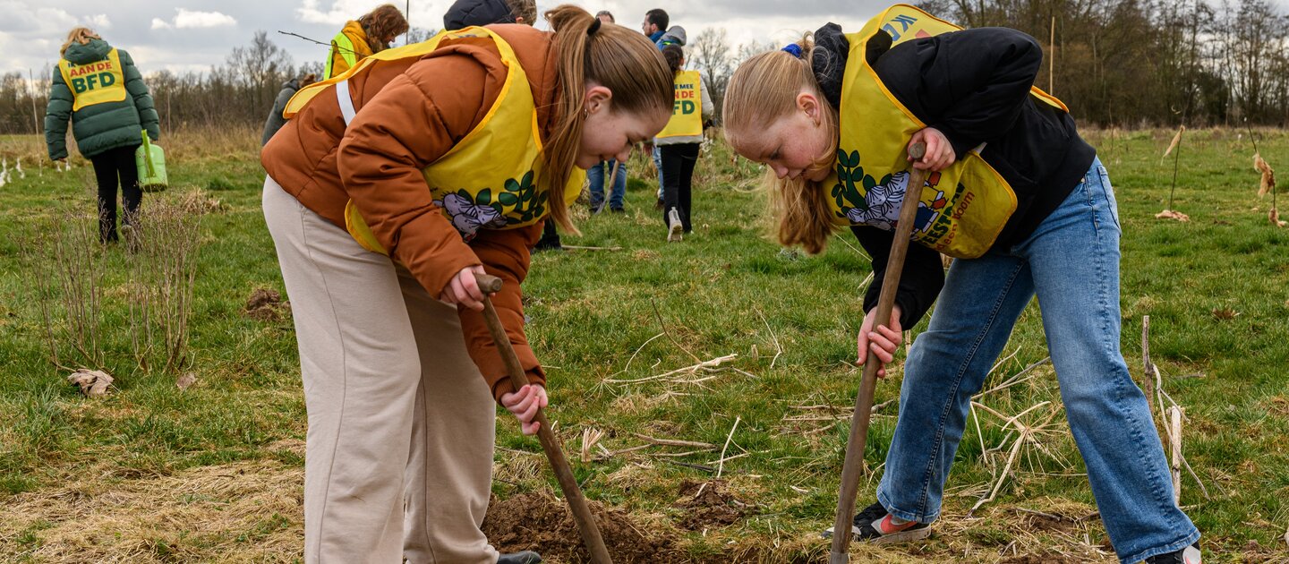 Kinderen planten plantgoed aan