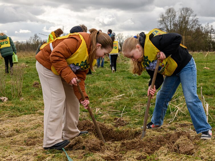 Kinderen planten plantgoed aan