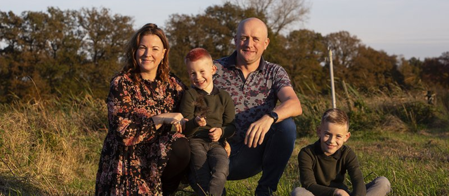 Familiefoto 4 mensen in natuur 